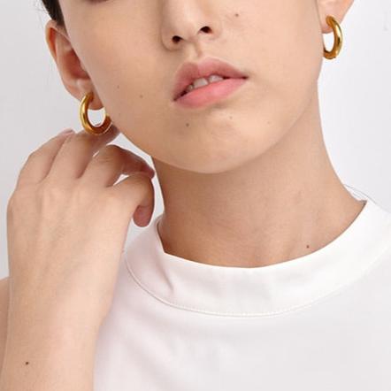 Brinco Argola Fecho Clássico Banhado a Ouro 18K