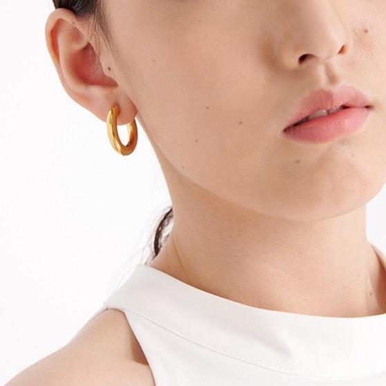 Brinco Argola Fecho Clássico Banhado a Ouro 18K