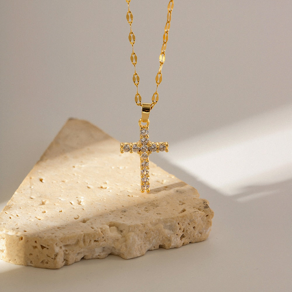 Colar Retrô Fé Cruz com Zircônias Banhado a Ouro 18K