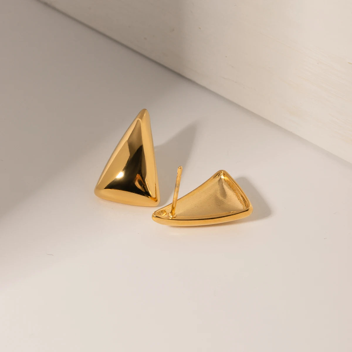 Brinco Minimalista Triângulo Banhado a Ouro 18K