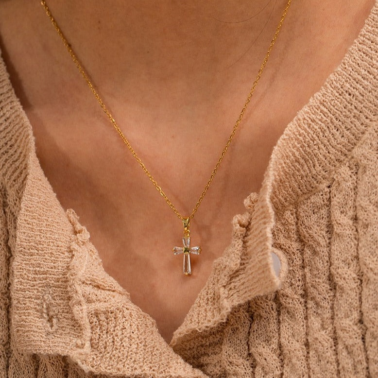 Colar Fé Cruz com Zircônia Baguete Banhado a Ouro 18K