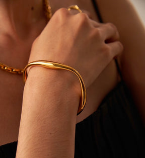 Pulseira Bracelete Minimalista Orgânico Banhado a Ouro 18K | Coleção Firenze