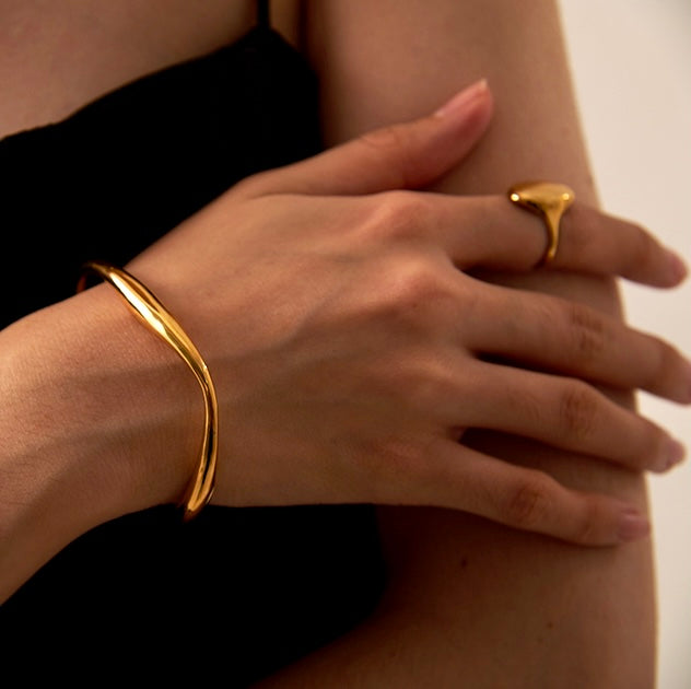 Pulseira Bracelete Minimalista Orgânico Banhado a Ouro 18K | Coleção Firenze