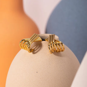 Brinco Linhas em X Cruzado banhado a Ouro 18K