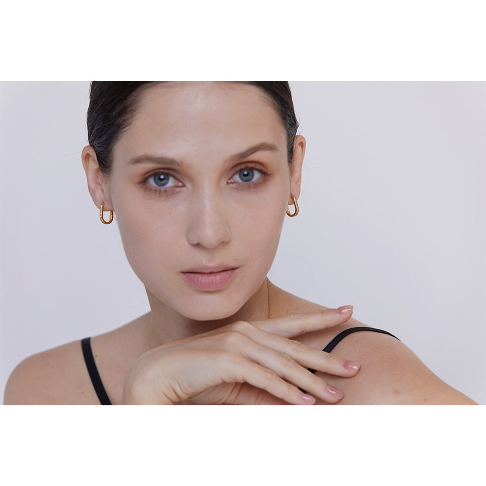 Brinco Argola com Zircônias Baguete Banhado a Ouro 18K | Coleção Firenze