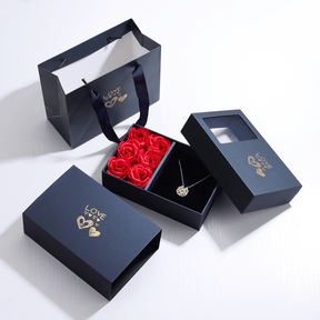 Colar Trevo de Coração + Caixa com 6 Rosas - FRETE GRÁTIS PARA TODO BRASIL - Dona bacana